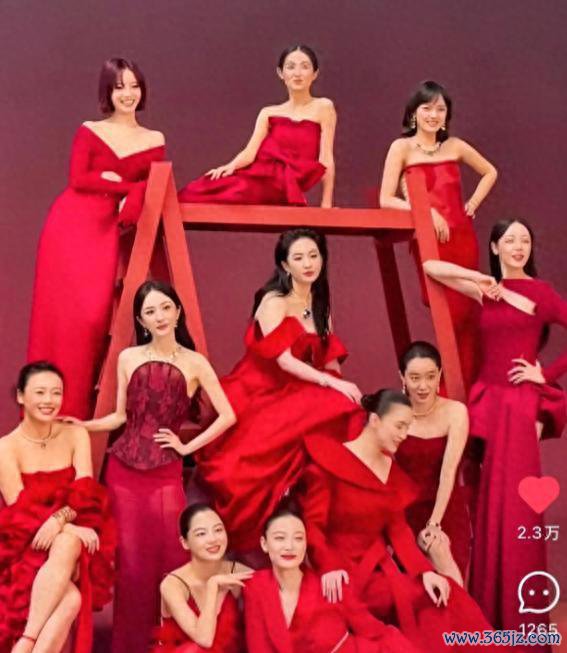 封面站位知道咖位，杨幂靠边，赵丽颖莫得出现，C位则是“东说念主间理思”刘亦菲