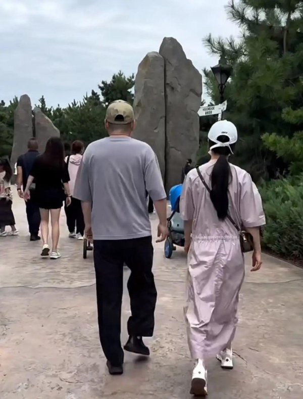 蒋勤勤一家三口旅游，陈建斌髯毛斑白似长者，7岁女儿推车同业