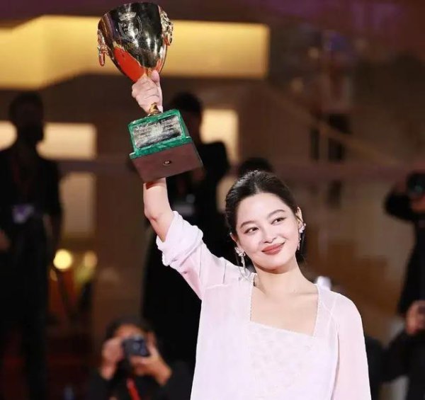 辛芷蕾获奖起火一日，令东说念主忧虑事情发生，4位明星无辜被瓜葛